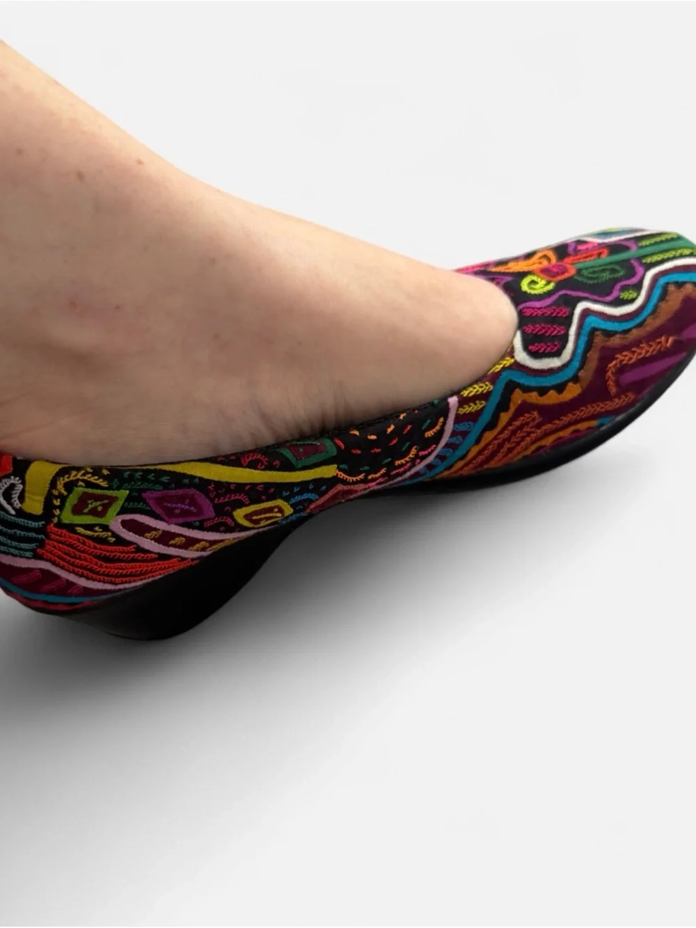 Mabacol International Embroidered Low Wedge Shoes Vibrant Boho Women’s 7.5 / 8